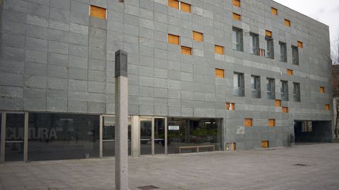 Exterior del auditorio vilalb�s, en cuya fachada se retiraron losas para evitar desprendimientos