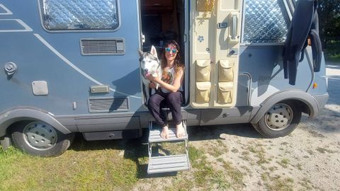 Elisa acudi� a surfear a las playas de Covas el lunes pasado