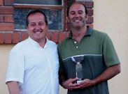 Alberto Otero, derecha, recibi el trofeo de manos de Veiga.