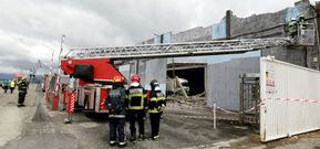 El accidente provoc� el derrumbe del tejado de la tercera parte de una nave necesaria para almacenar cereales. 