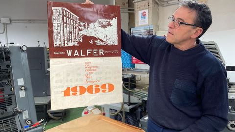 Fernando del Casar con un calendario serigrafiado de 1969 que conservan entero.