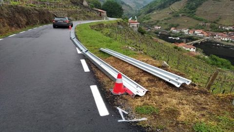 Los quitamiedos, antes de su retirada, con el pueblo de Belesar al fondo