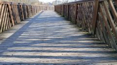Imagen de la pasarela del paseo peatonal del Cabe, en el Parque dos Condes, poco despu�s de las doce del mediod�a