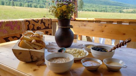 La gastronoma kazaja aporta sabores nicos como el plato beshbarmak o el queso salado y seco kurt, entre otros