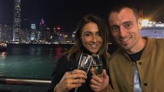 El futbolista Dani Cancela, junto a su esposa Mar�a, en  Hong Kong