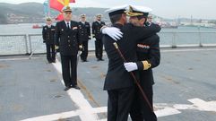 El abrazo entre el mando entrante y el saliente