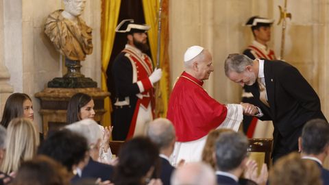 El rey Felipe VI saluda al papa Le�n XIV tras pronunciar su discurso en el Sal�n de las Columnas.