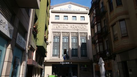 El teatro Arango, con el r�tulo de Burger King en su fachada