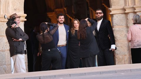 Alex Gruszynski y Stella Banderas reciben a los invitados a la llegada a la fiesta preboda