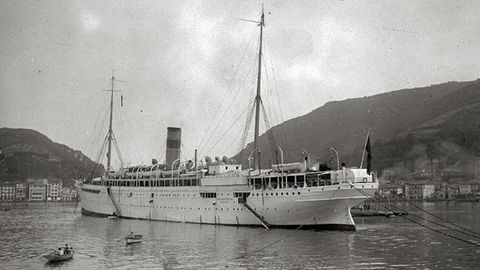 El vapor Reina Mara Cristina en el ao 1928. Haba sido transatlntico, pero en esta fecha ya haba sido reformado y haca solo viajes tursticos cortos