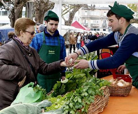 Hoy, por ser cuarto domingo de mes, hay mercado en Carballo. Unos 40 puestos en la plaza del concello y unos 160 en A Milagrosa: producto fresco, textil, calzado... Tambi�n hay feria en Cee (todos los domingos): entre 150 y 160 puestos de todo tipo. En ambos casos, por la ma�ana.