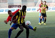 El carball�s Borja Facal intenta frenar una internada de Sylla. 