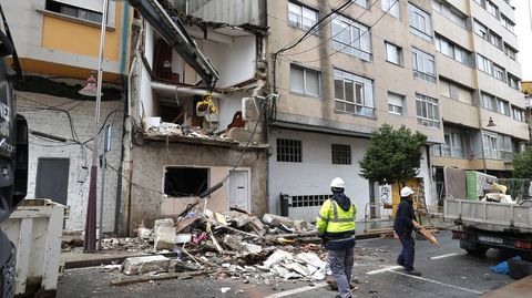 Derribo del edificio afectado por la deflagración de una bombona de butano en Marín