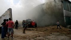 Los bomberos tuvieron que retirar la paja de la nave