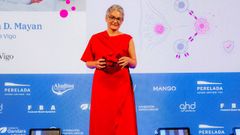 La investigadora Mar�a May�n, en el momento de recibir la beca de la Fundaci�n FERO para su proyecto de inmunoterapia frente al c�ncer de mama triple negativo