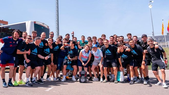 Lara Pilar y Benjam�n, en el centro con la camiseta del Compos de los noventa, rodeados por la expedici�n del Compos en Badalona, tras lograr el ascenso