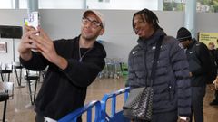 El Friburgo, con Manzambi a la cabeza, aterriz� a media tarde de ayer en Peinador. No se ejercitaron en el c�sped de Bala�dos, un escenario que conocer�n hoy antes del partido de vuelta de los cuartos de final.