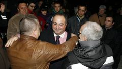Ram�n Vigo, alcalde de Cee, fue animado por un grupo de vecinos en el 2011, cuando sali� del juzgado de Corcubi�n tras declarar como imputado en el caso Orquesta