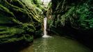 Una imagen de una cascada del barranco de Seceda, en Folgoso do Courel, forma parte del material promocional que divulgar los atractivos del geoparque relacionados con  el agua