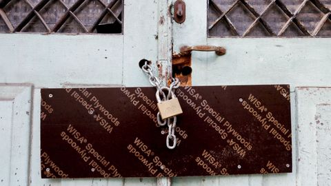 Candados en una vivienda para evitar la entrada de okupas
