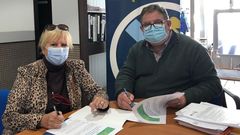 A la derecha, el presidente de Acisa, firmando un convenio