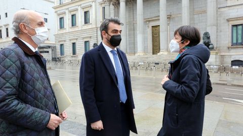 Diego Calvo, del PP, con la l�der del BNG, Ana Pont�n, esta ma�ana a las puertas del Congreso, antes del debate. A su lado, el diputado popular Celso Delgado