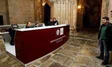 El centro de recepci�n de visitantes est� situado en la cripta bajo el P�rtico da Gloria.