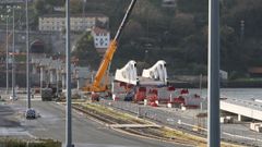 Imagen de la primera pieza del tablero del futuro viaducto del tren sobre la ra