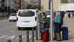 Viajeros en la parada de taxis de la estaci�n intermodal de Ourense