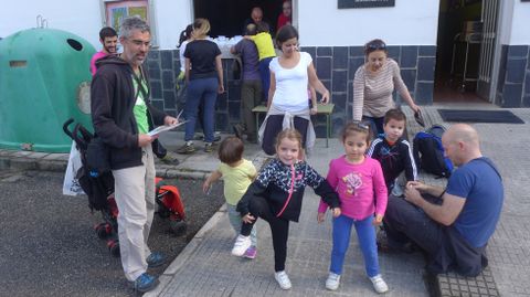 Un grupo de padres y alumnos de Ibias durante la jornada solidaria y la prueba de orientaci�n.Un grupo de padres y alumnos de Ibias durante la jornada solidaria y la prueba de orientaci�n 