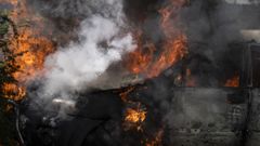 Un coche ardiendo en un barrio residencial de Donetsk, la ciudad atacada este martes 