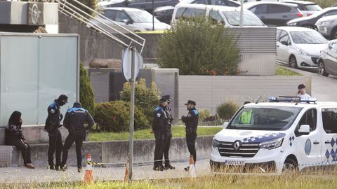 Agentes de la Polica Local este lunes en la entrada al local de ocio nocturno del barrio de Matogrande