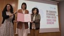 La portavoz de Facenda, Noa Presas; la portavoz nacional, Ana Pontn, y la alcaldesa de Santiago, Goretti Sanmartn, en la pesentacin de la propuesta del BNG.