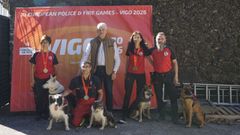 El concejal Juan Carlos Gonz�lez, con los perros de rescate y sus gu�as.