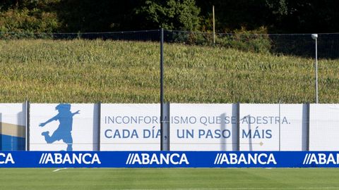 Lona con el mensaje de Inconformismo que se adestra. Cada da, un paso mis en uno de los campos del Dpor Training Center.