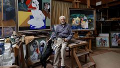 El artista Rafael beda, retratado en su estudio de Samieira, en Poio.