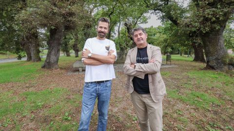 Rodrigo Costoya, escritor e padriño do certame, e Raúl González, alcalde de Dumbría