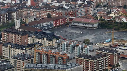 Aspecto que presenta el patio sin alumnos del Colegio Loyola de Oviedo.