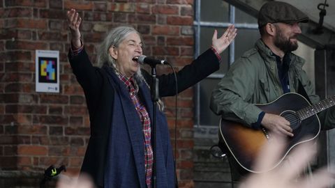 Patti Smith, en Oviedo, cantando �People have the power� junto a varios centenares de personas.
