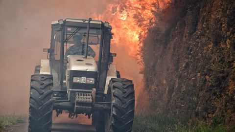 Trabajos de extincin en los incendios de Tineo y Valds