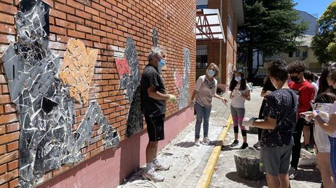 Un mural conmemora el 50 aniversario del IES Martaguisela