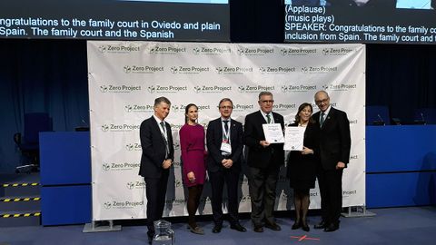 Casilda Sab�n, de Plena Inclusi�n Asturias, Ignacio Vidau, presidente del TSJA y Juan Carlos Garc�a, del CGPJ, reciben el reconocimiento de Naciones Unida, en Viena, por proyecto de adaptaci�n de sentencias a lectura f�cil para personas con discapacidad.Casilda Sab�n, de Plena Inclusi�n Asturias, Ignacio Vidau, presidente del TSJA y Juan Carlos Garc�a, del CGPJ, reciben el reconocimiento de Naciones Unida, en Viena, por proyecto de adaptaci�n de sentencias a lectura f�cil para personas con discapacidad