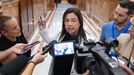 Ana V�zquez ense�a el mi�rcoles a los periodistas el espray.