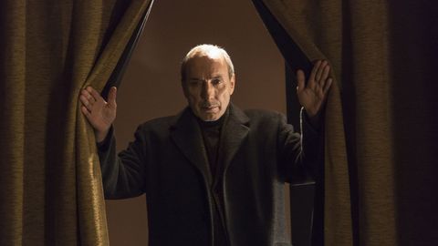 El actor Eusebio Poncela, en una de las dramatizaciones del documental �El cuadro�