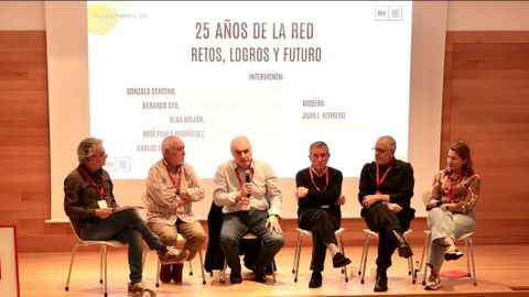 Los anteriores presidentes de la red, incluida la ourensana Olga Moj�n, durante el encuentro
