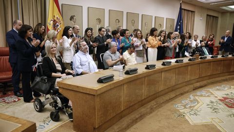 Representantes de los grupos polticos y miembros de conELA, la Confederacin Nacional de Entidades de ELA, firman las enmiendas de la ley