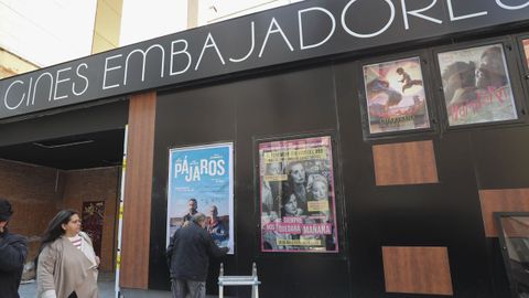 Operarios trabajan en la instalación de los nuevos cines Embajadores Foncalada