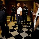 Los deportivistas aguardan el ascensor a su llegada al hotel de Soria.