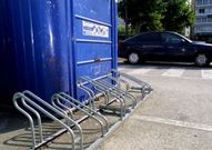 Aparcamientos para bicis en la plaza del Concello. 