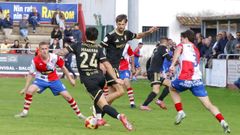 Riki Mangana trata de sacar el bal�n jugado en el partido ante el Arousa
